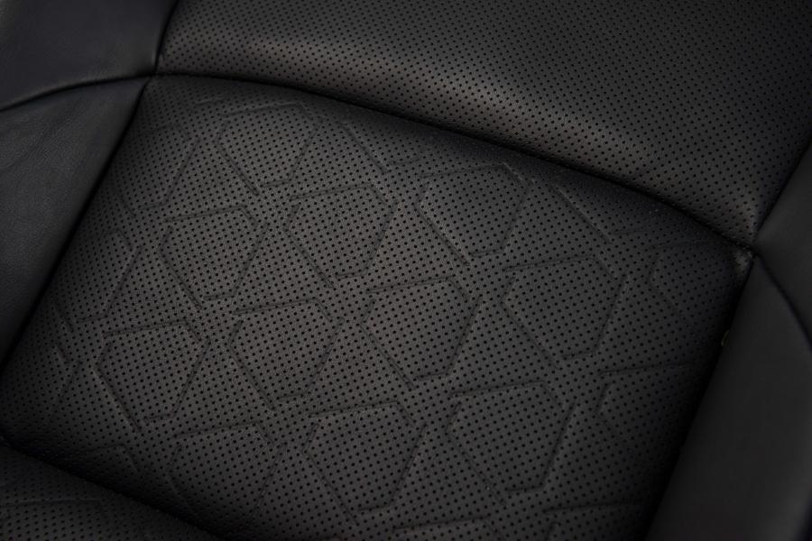 Детали интерьера Toyota RAV4 Adventure 2018 года  (NA) (фото 186 из 196)